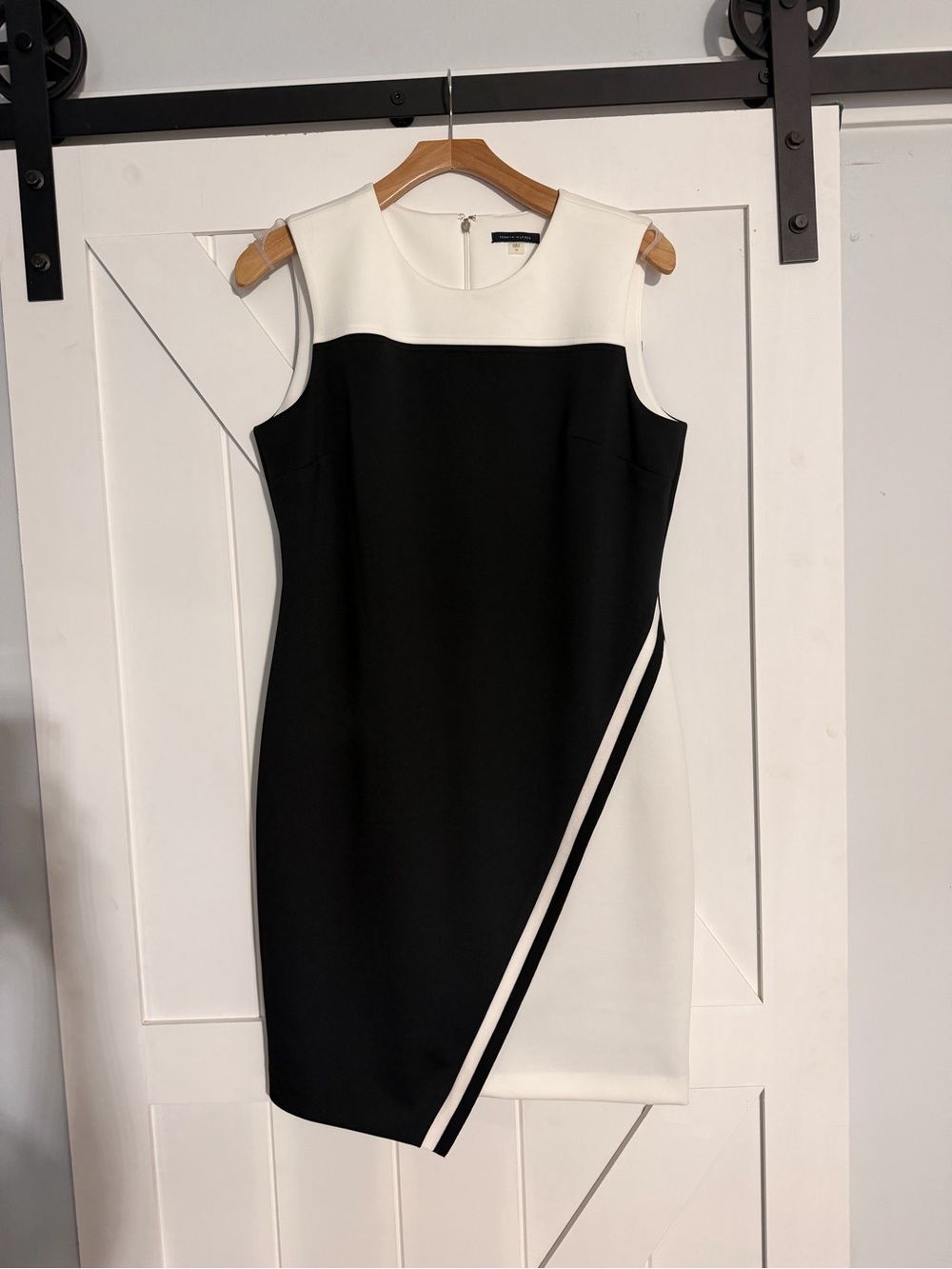 Tommy Hilfiger Sleeveless Black and White Colorblock Sheath Dress